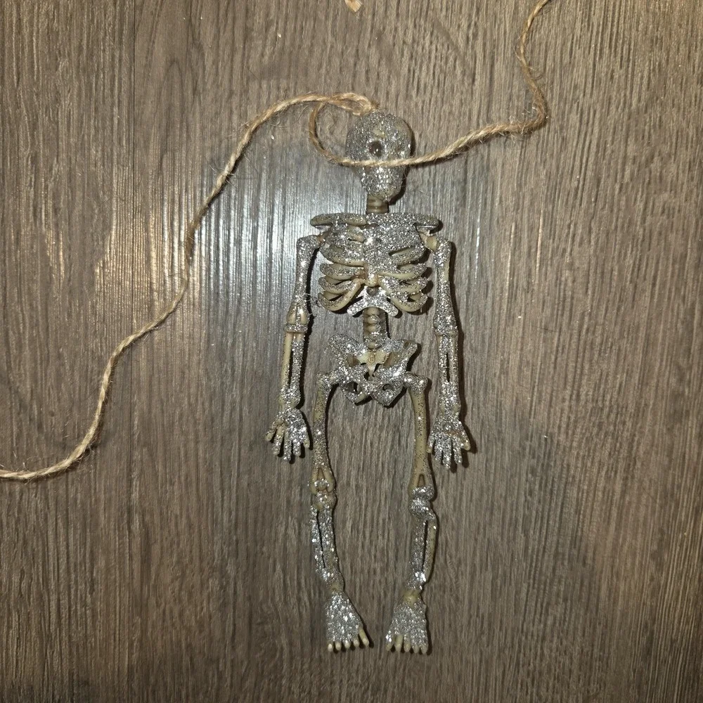 Vintage 8 pcs Scary Mr Bones /Glittered Skeletons 55
